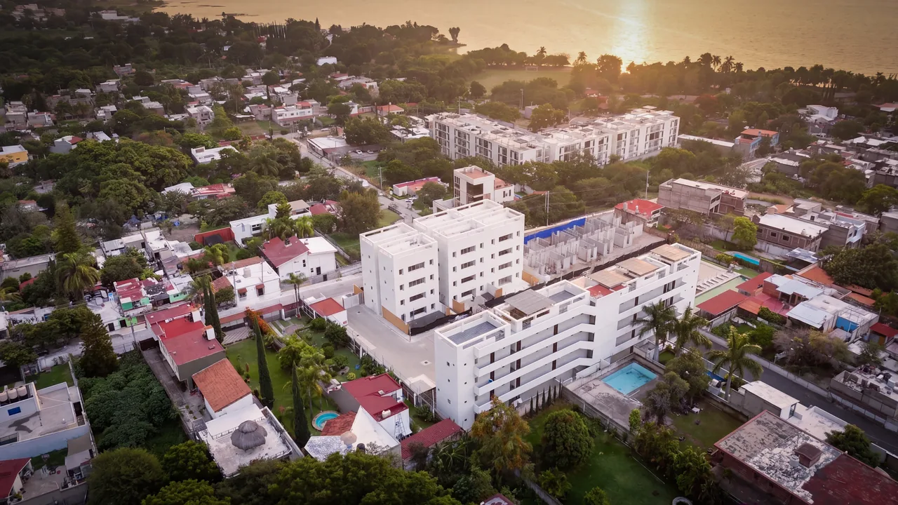 Xantia - vista aérea del edificio en la Ribera de Chapala